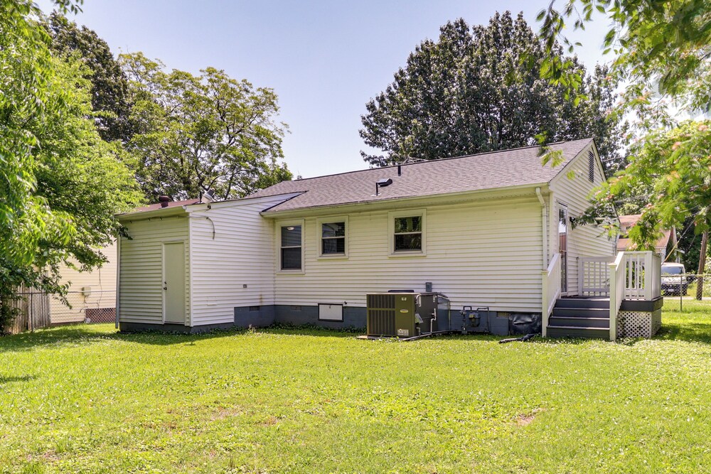 4 Mi to Hampton Coliseum: Home w/ Yard!