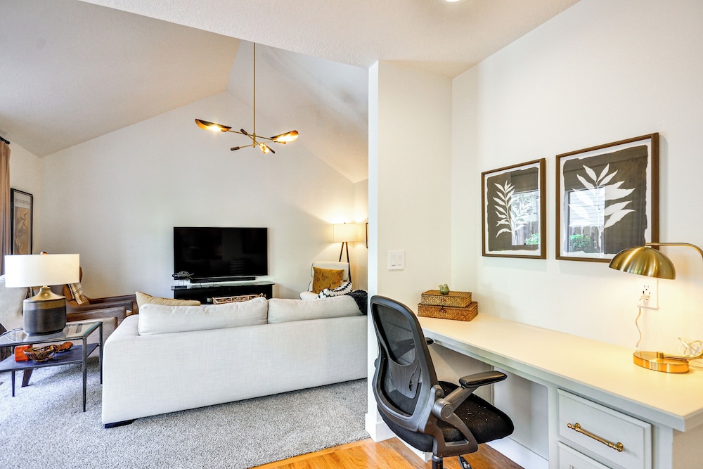 Near Shops & Cafes: Beaverton Haven w/ Luxe Decor!