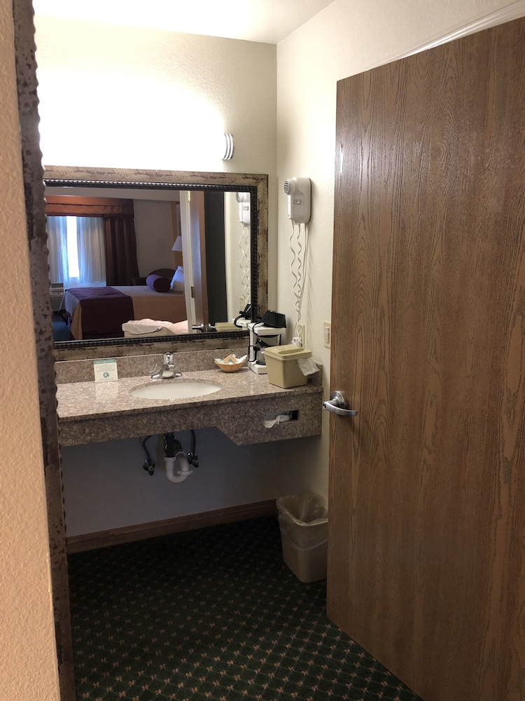 Cloverdale Wine Country Inn  Suites - Property Image 27