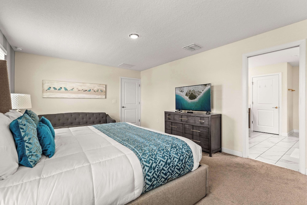 Resort Vibes At Championsgate - Home for 14 With Private Lanai