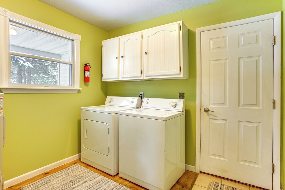 < 1 Mi to Snowmobile Trails: Cozy Cadillac Retreat