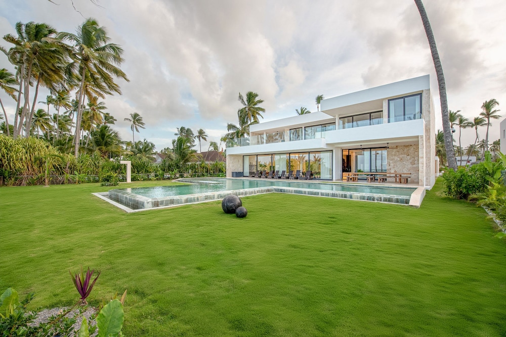 7-br Luxury Beachfront Paradise With Ocean Views