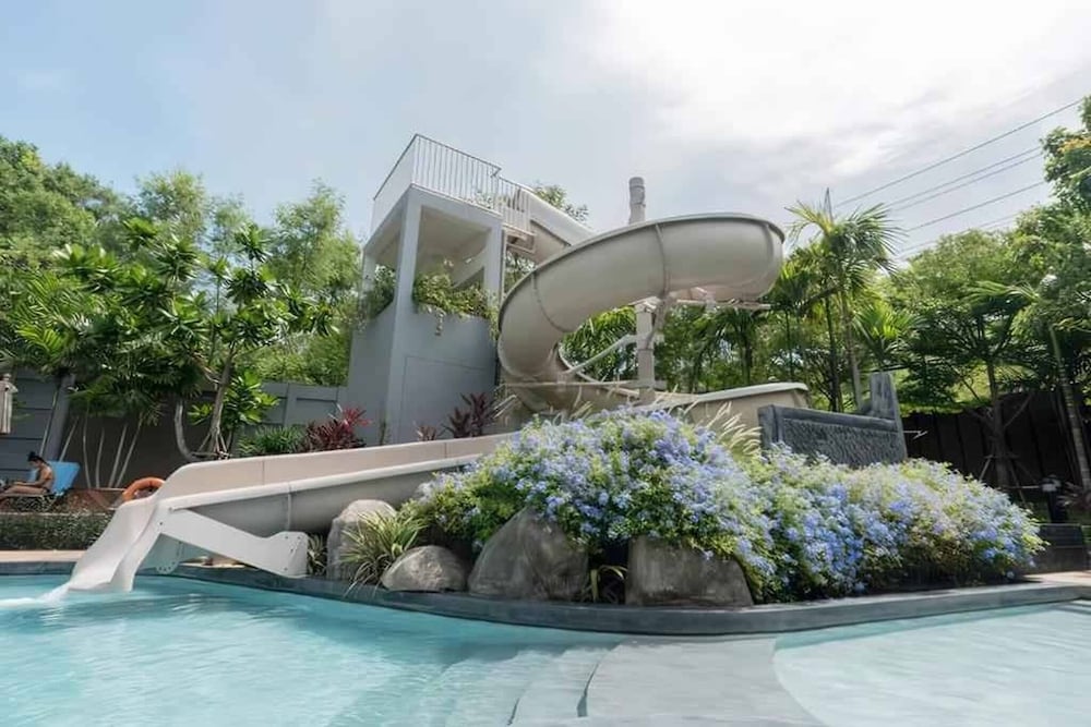 Large High Floor, Best Pool and Great Location
