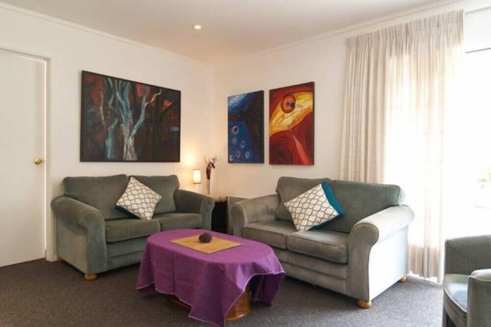 Christchurch City & Country Cottages - Nut Point Cottage