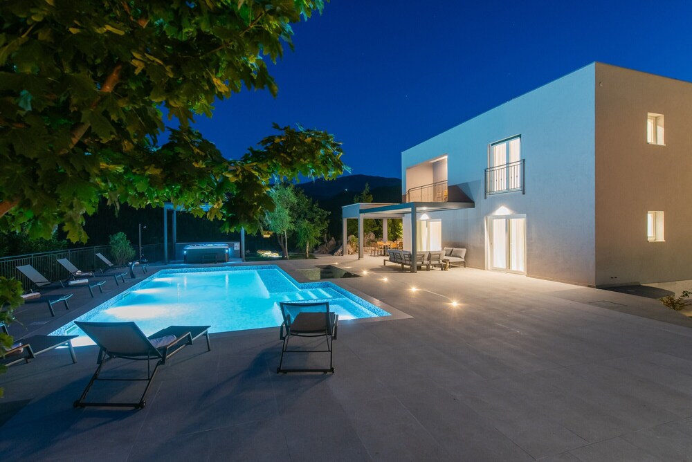 Villa River Rose with pool and jacuzzi, near the river beach