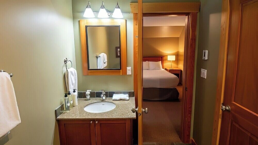 Pinnacle Ridge Chalets by Fernie Lodging