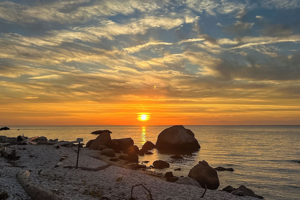 3BR Home Walk to Beach w/ Outdoor Shower & Grill