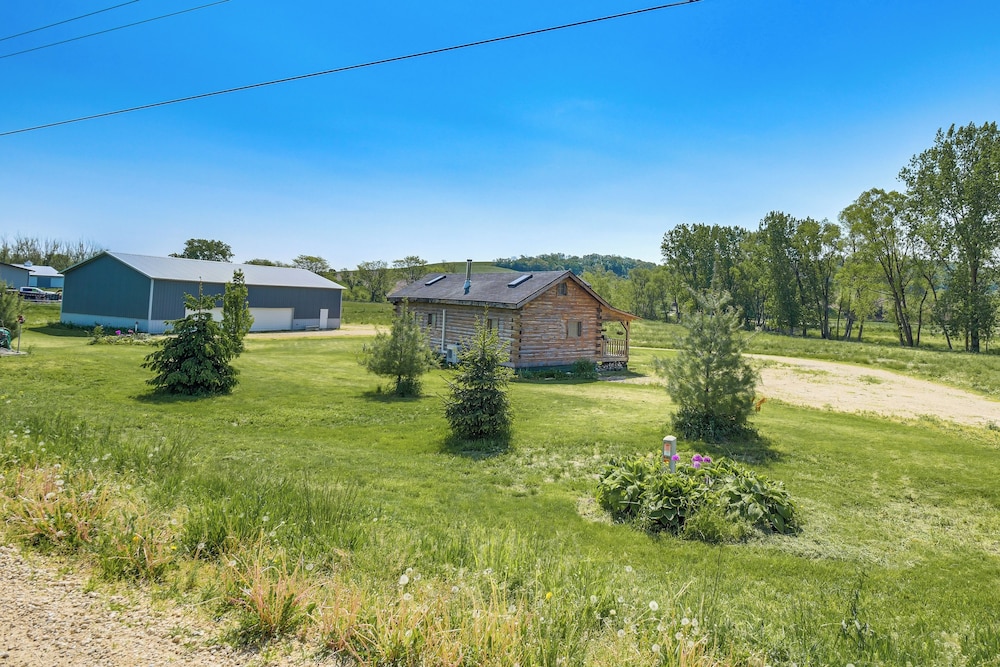 Bellevue Log Cabin w/ Gas Grill & Creek Access