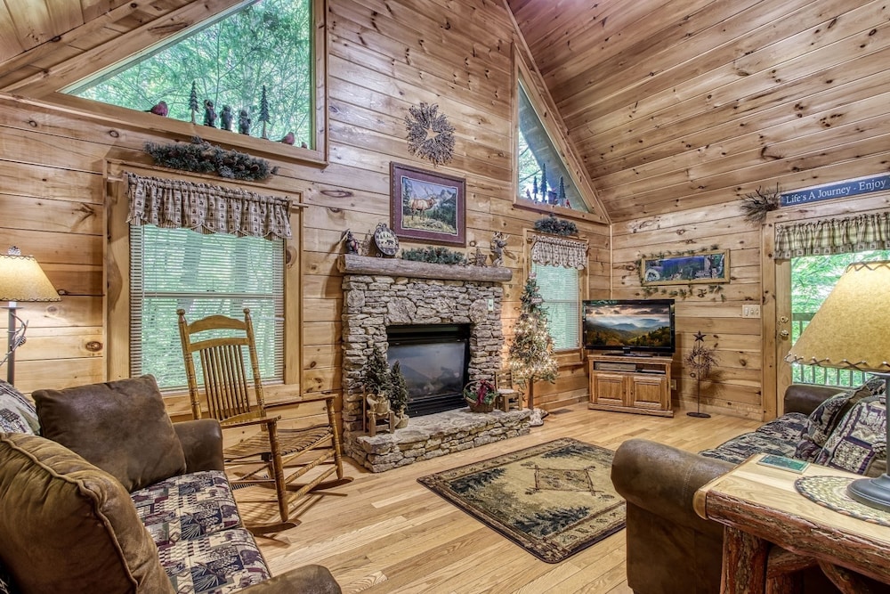 Mystic Mountain - Great Location! Close To All The Action! 2 Bedroom Cabin by RedAwning view 3
