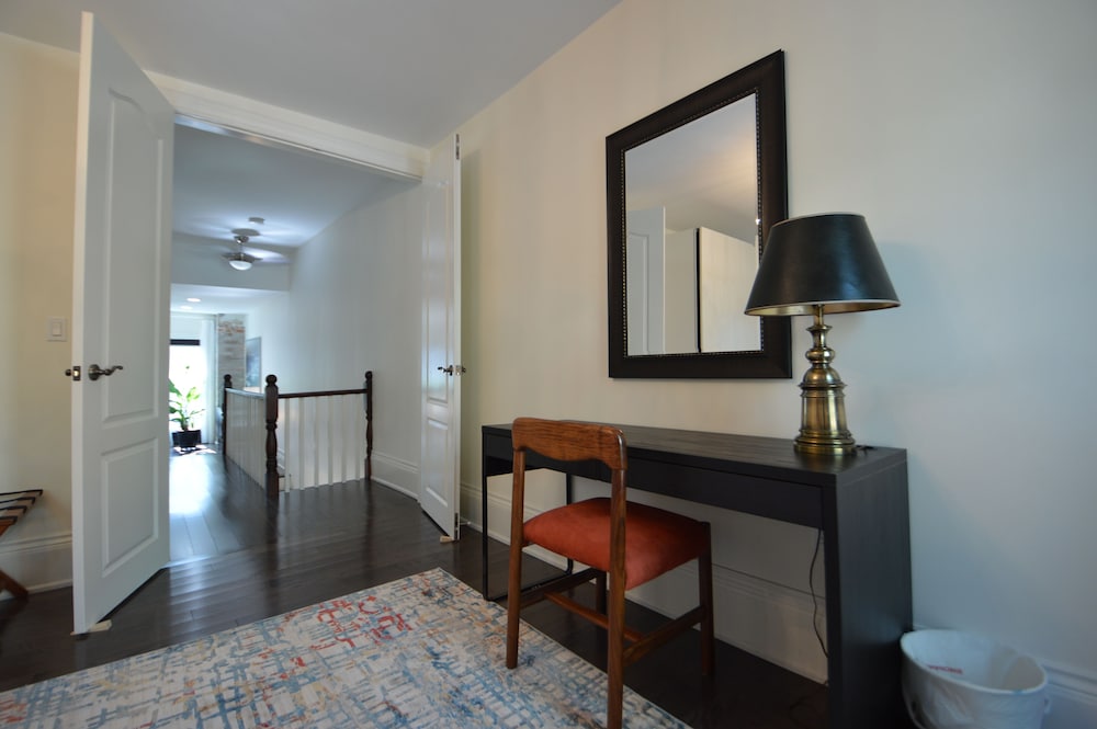 Beautiful 4BR Downtown House, Sleeps 10