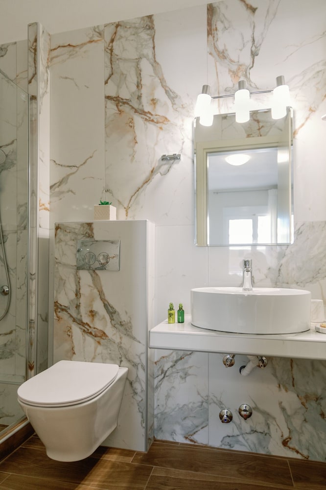 Angela Rooms photo 3