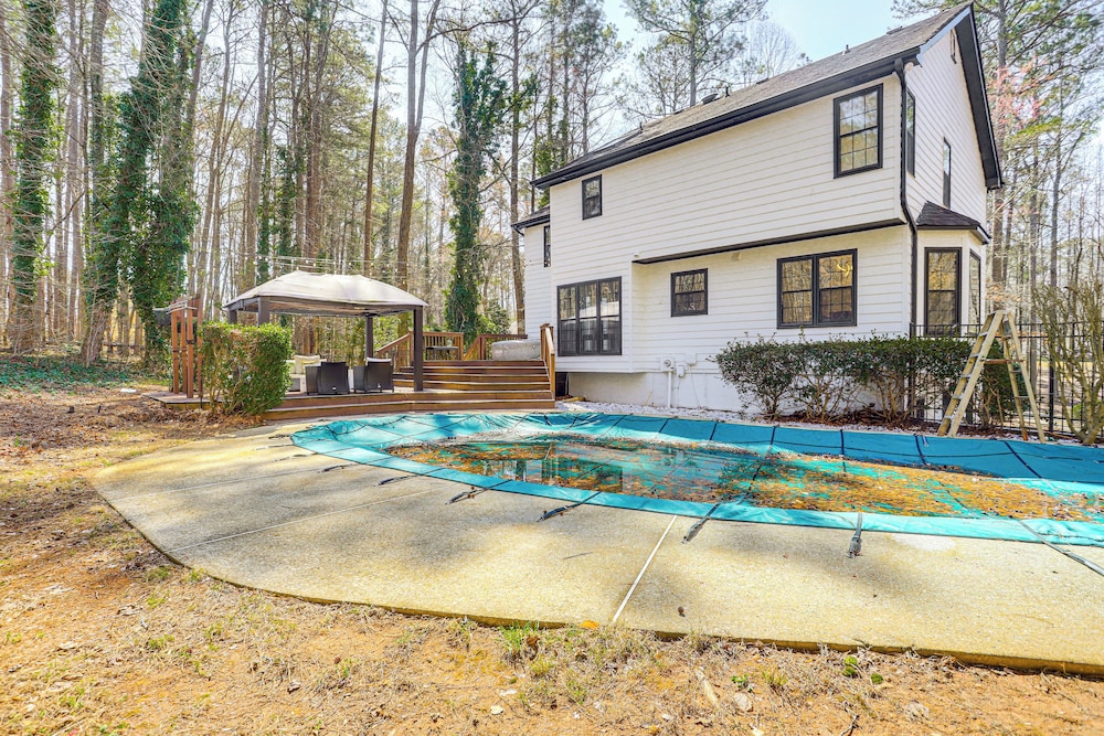 Private Hot Tub & Deck: Family Gem in Alpharetta