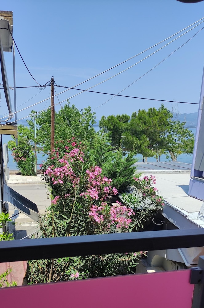 Okeania Seafront Rooms in Kamena Vourla