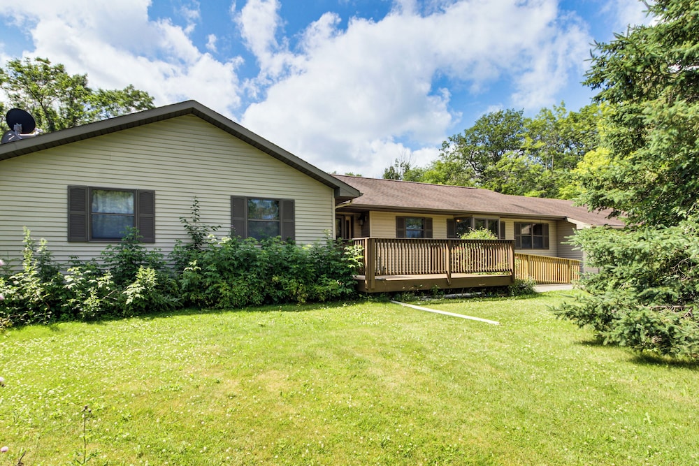 Hot Tub & 2 Recreation Rooms: Spacious Onamia Home