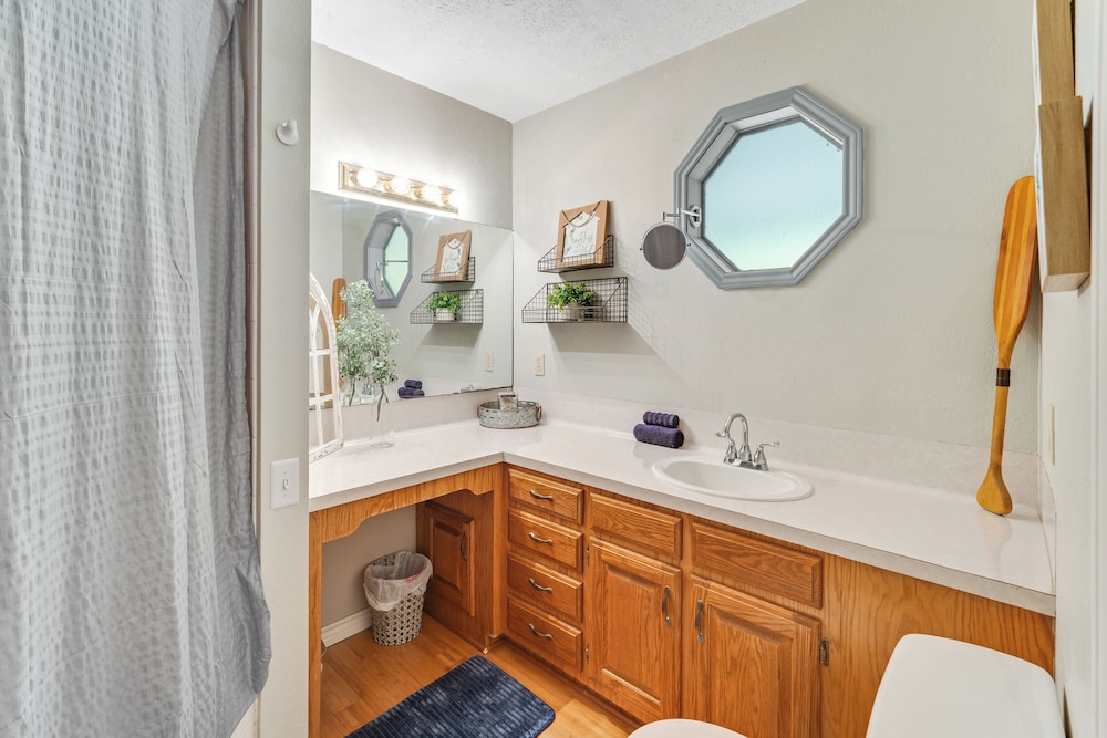 2BR Dog-friendly Home Near Lake w/ Fire Pit