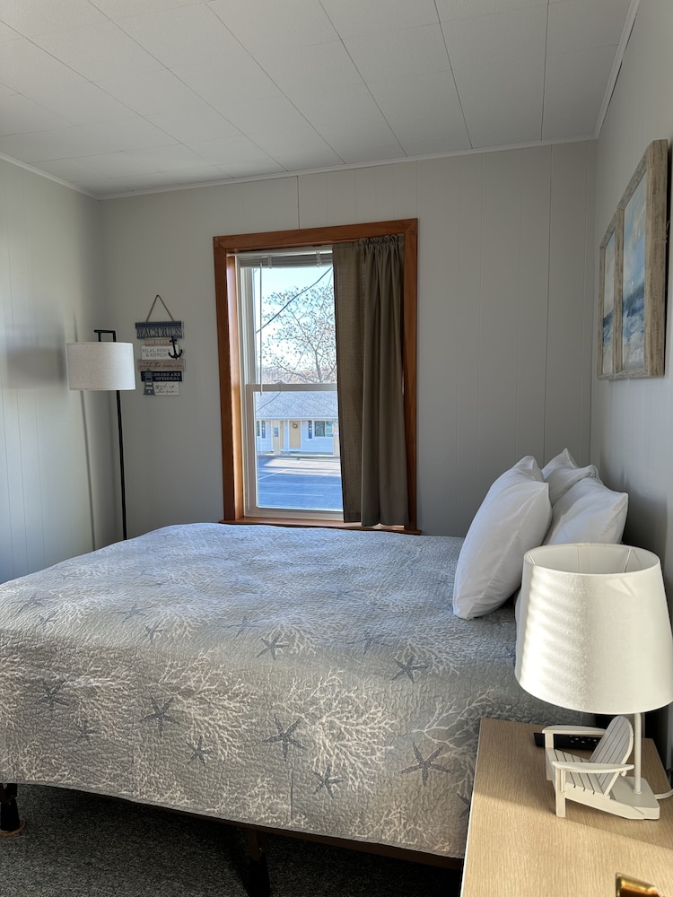 Moontide Motel Cabins & Apartments
