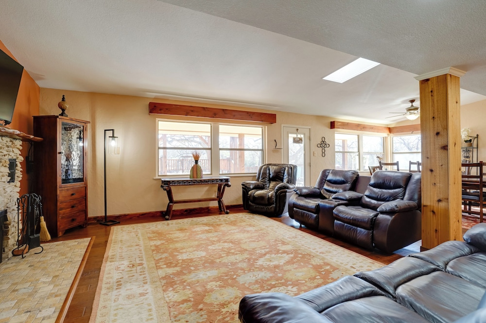 On-site River Access: Fishing Retreat in Granbury!