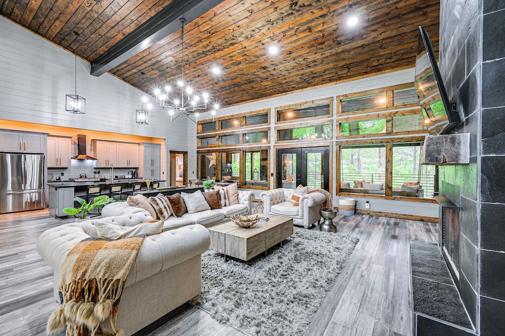 Luxe Broken Bow Vacation Rental: Hot Tub & Pets OK