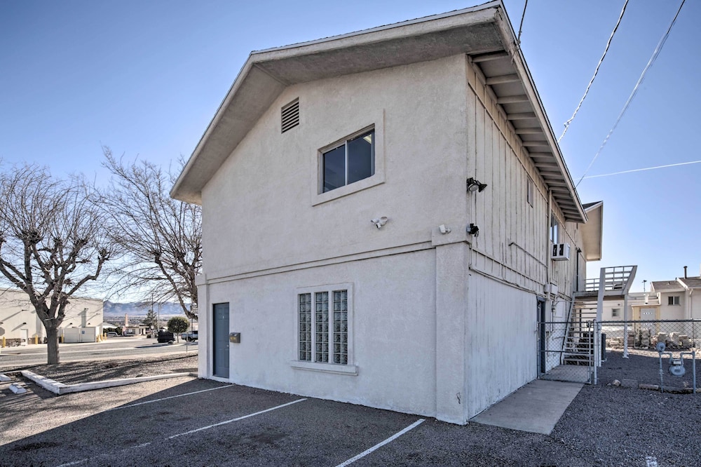 Apartment ~ 12 Mi From Hualapai Mountain Park