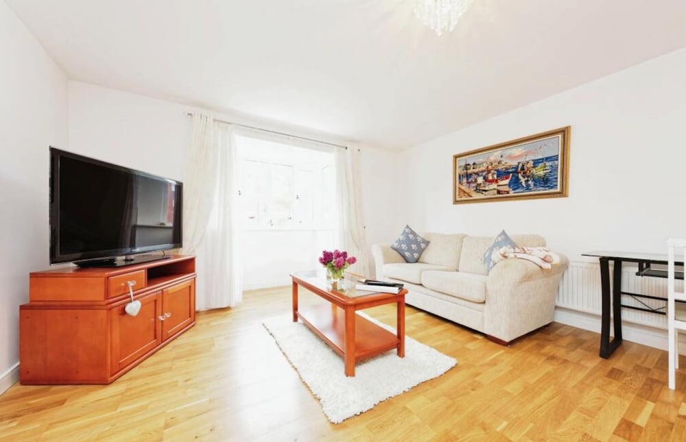 Beautiful Family Town Home With Private Parking