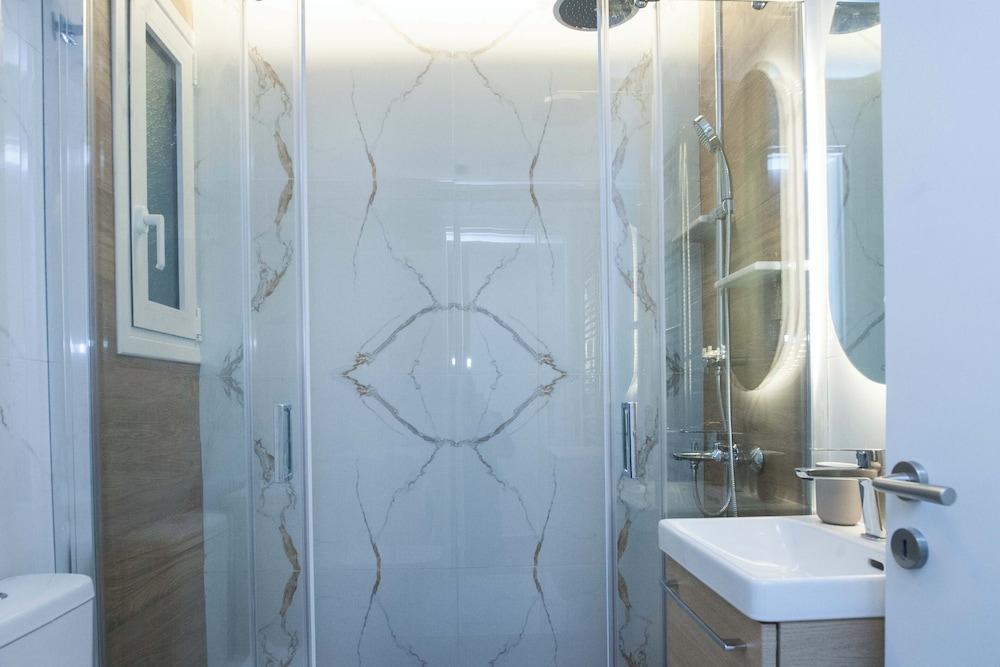 Fresh Modern 1 Bd Apt in Vibrant Patisia