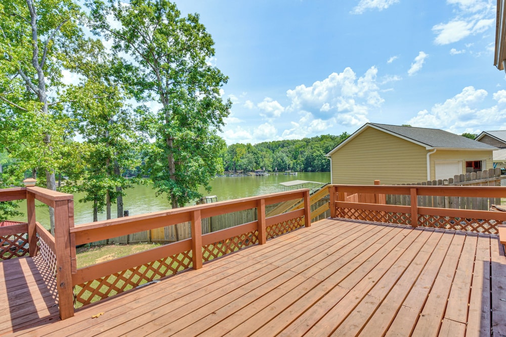 Boat, Fish, Relax: Lake Russell Retreat w/ Dock