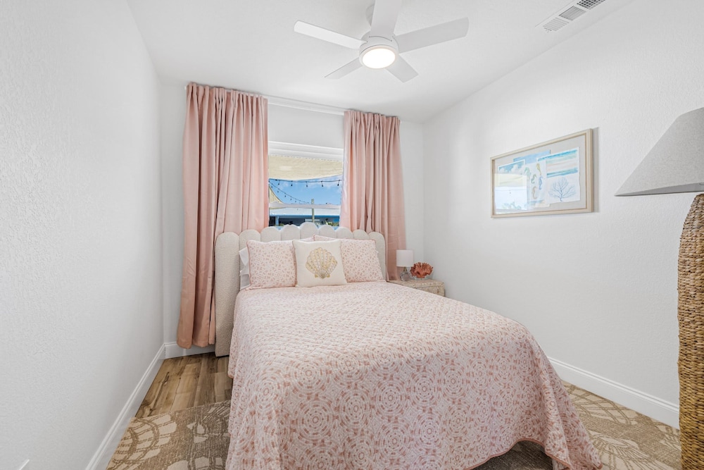 Castaway Cottage Near IMG and Beaches
