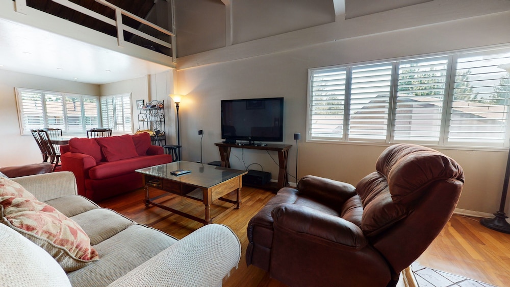 Sierra Manors 8 Pet-Friendly, Short Walk to the Shuttle, Spacious, Centrally Located by RedAwning