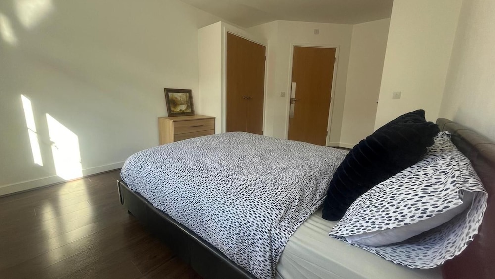 Central 2-bed Apt - Sleeps 4 - Parking & Wifi