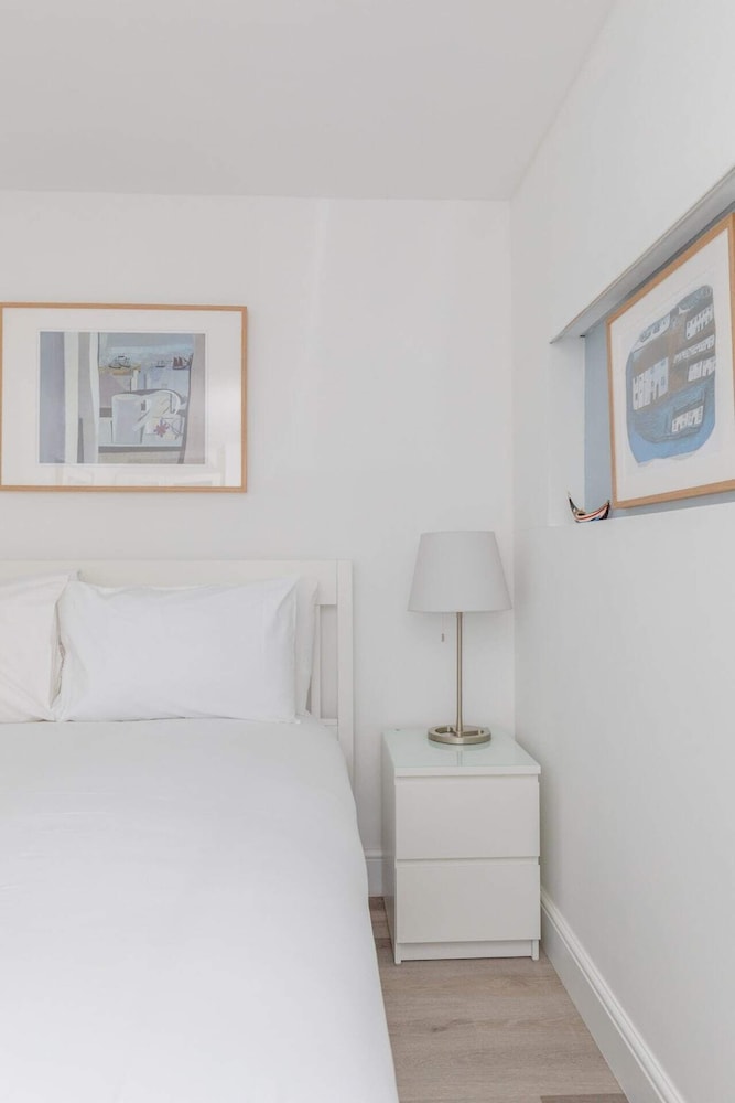 Sleek & Well-connected Studio Flat Archway!
