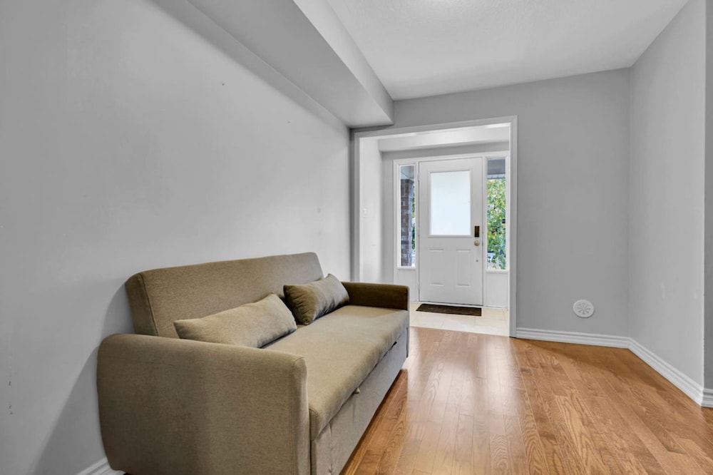 Cozy 3BR Home Parking Near Kitchener Attractions