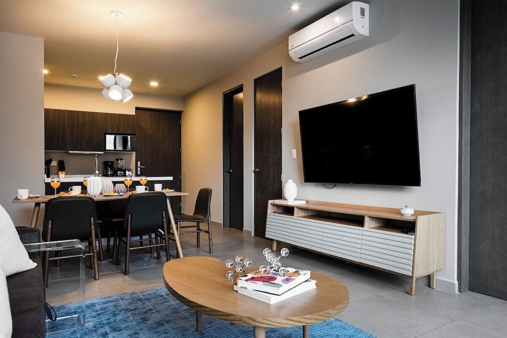 Modern Apts w Pool & Mountain View