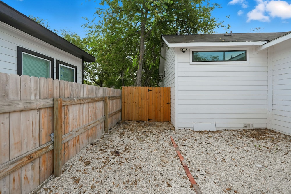 Spacious 3BR Retreat Near Downtown River Walk