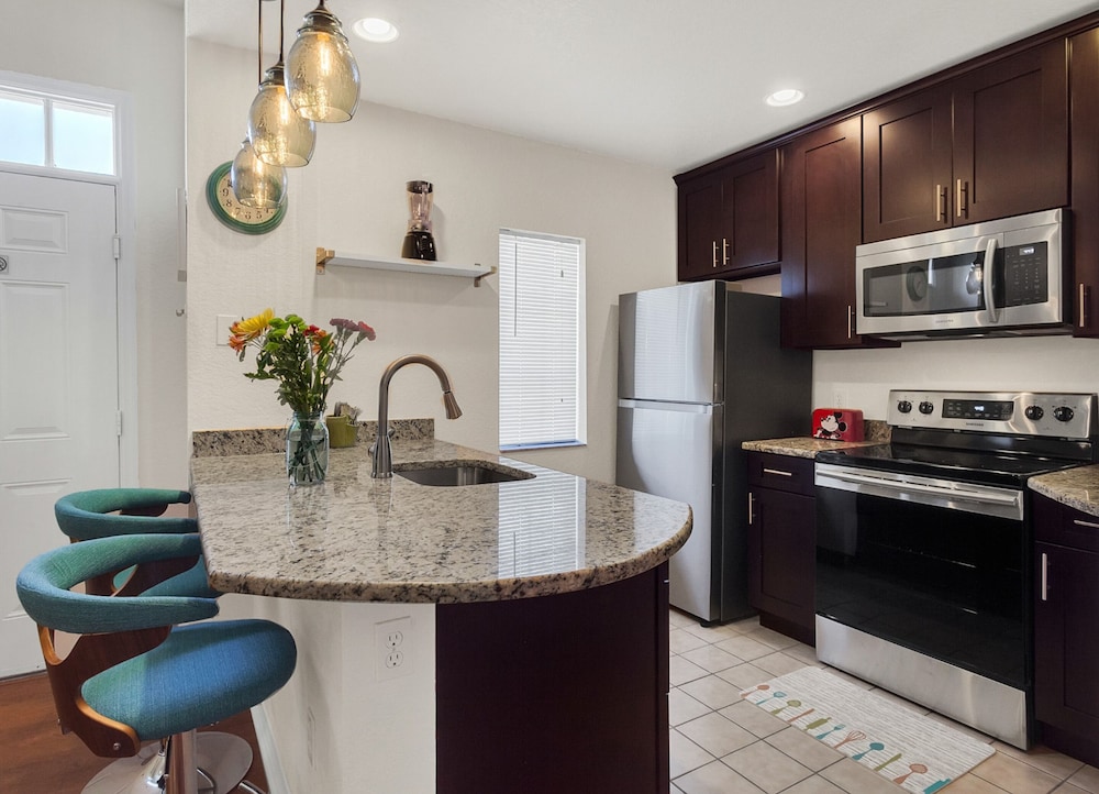 Free Resort Access 4 Bedroom Near Disney with Themed Rooms - Image 4