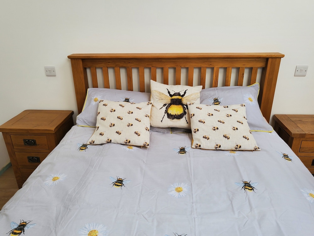 3 Bedroom Cottage - Hot Tub, Garden, Parking view 5