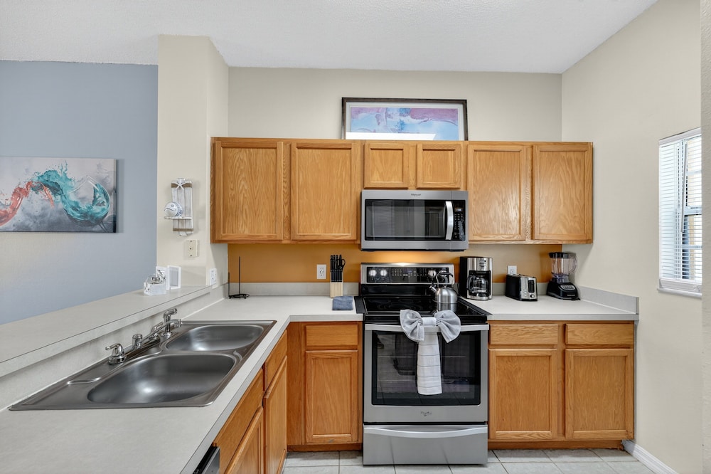 Modern Kissimmee Townhouse Near Disney 3 Bedroom Townhouse