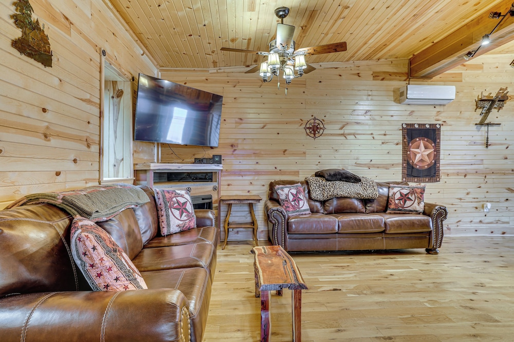 Steps to Marina & Beach: Couples Cottage in Pepin