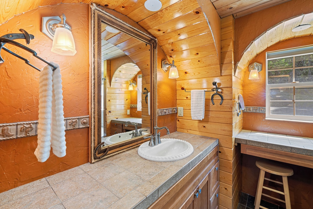 Dog-friendly 3BR on 200 Acres w/ River Access