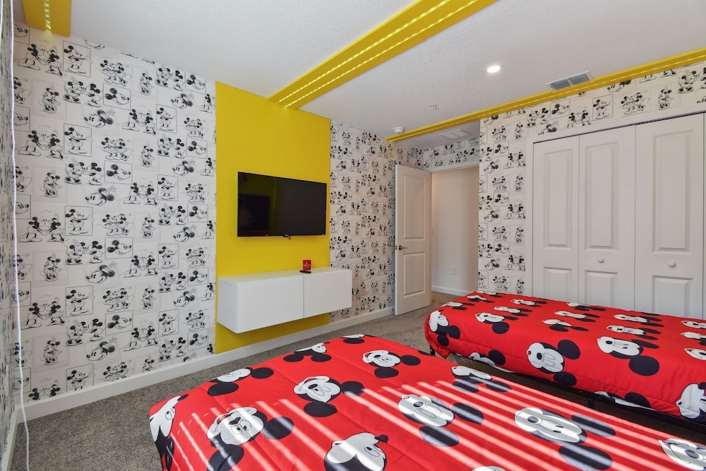 Storey Lake - Private Pool- King Bed - 4BD/3BA