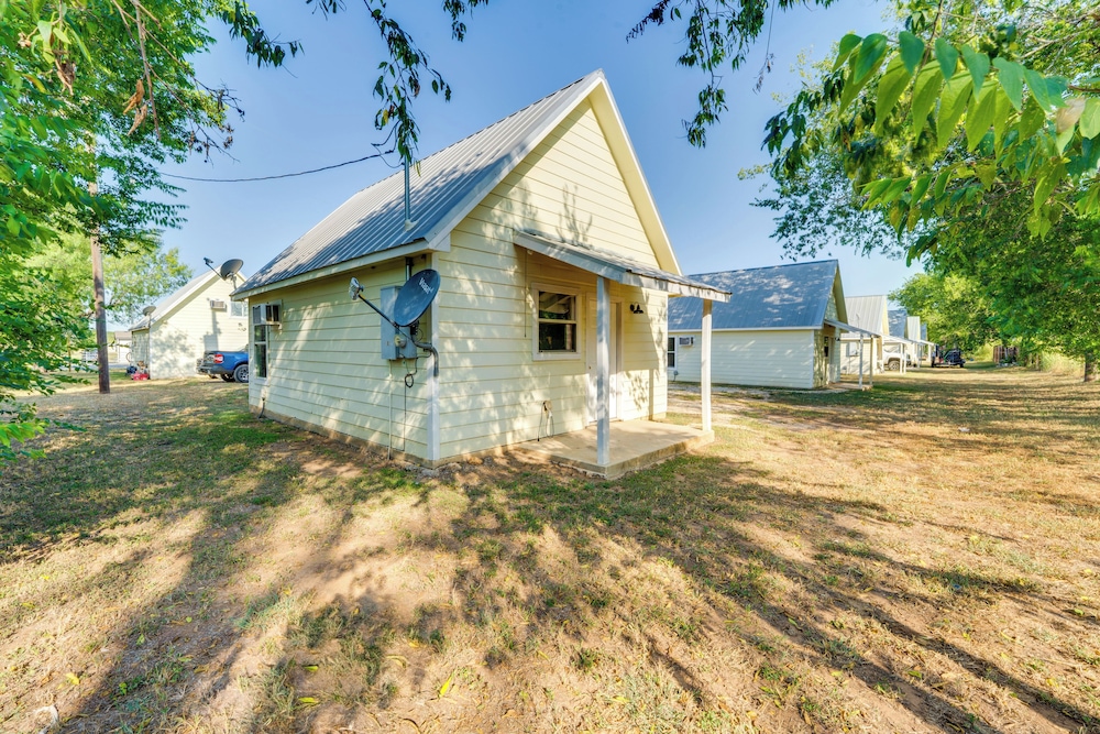 < 1 Mi to Main St: Quiet Home w/ Yard in Stockdale