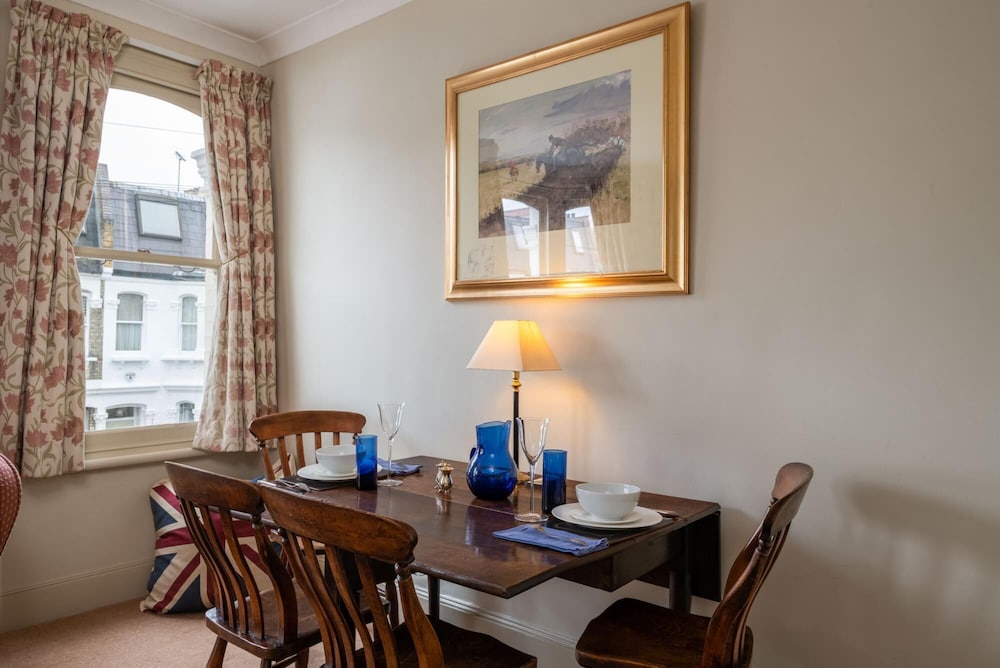 Traditional Fulham Home Close to the River Thames