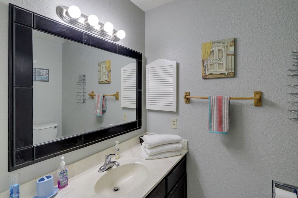 Houston Townhome 4 Mi to Airport: Central Location