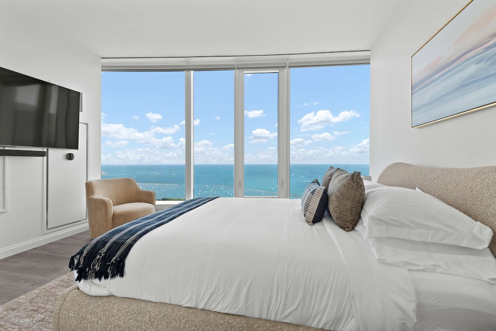 43 Fl World-class Escape w Breathtaking Lake Views