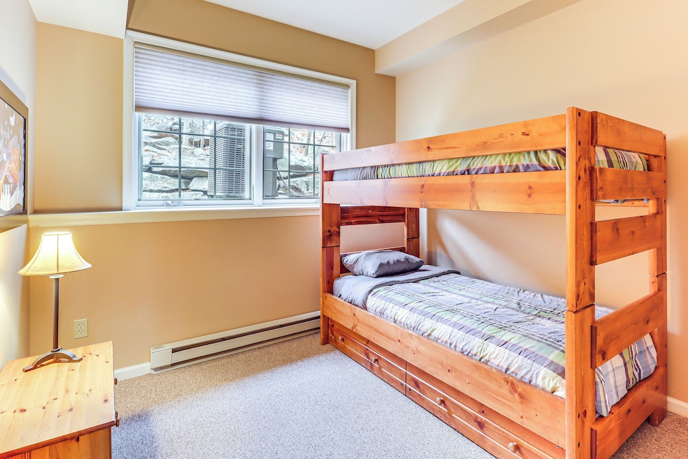 Boulder Lake Access: Townhome w/ Deck!