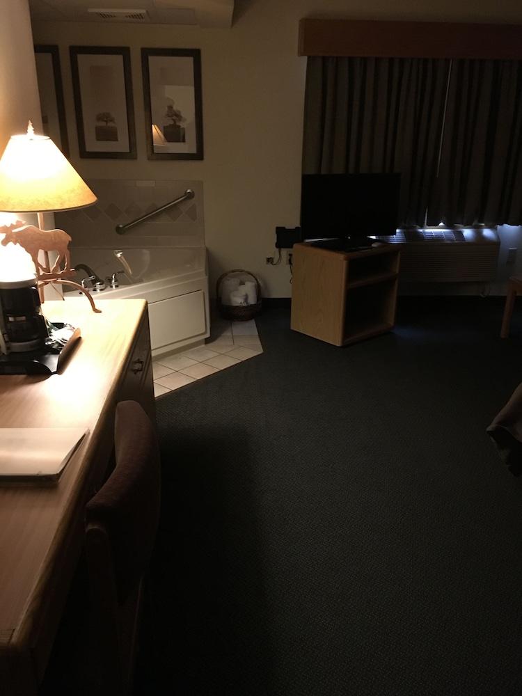 Moose Lake Lodge & Suites