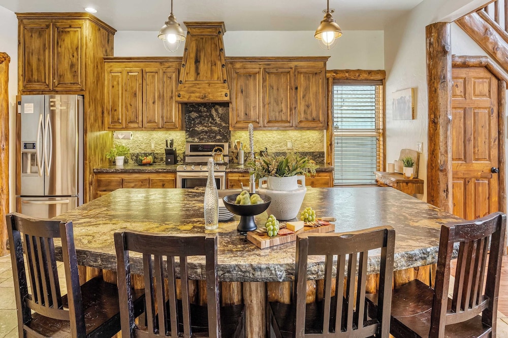 Group Cabin + Lake and Mountain View Pet-friendly, Fireplace, Games, Loft