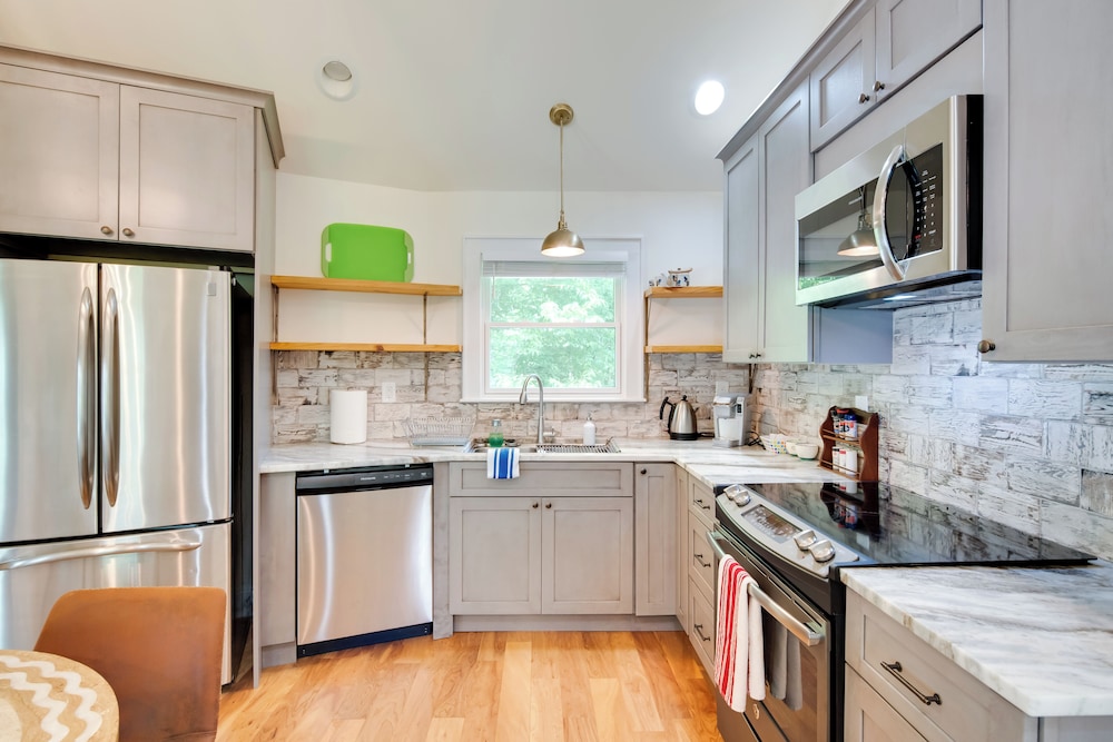 Getaway w/ Guest House - 6 Mi to Lake Glenville!