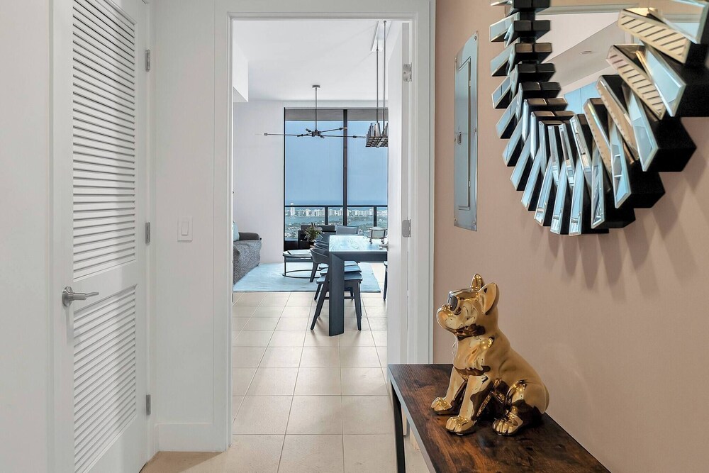 3BR Penthouse Direct, Stunning Water Views