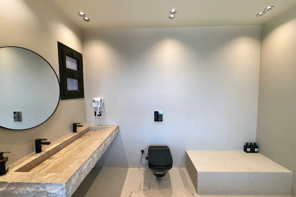 The 2 BDR Pyramids Vista w/ Bathtub