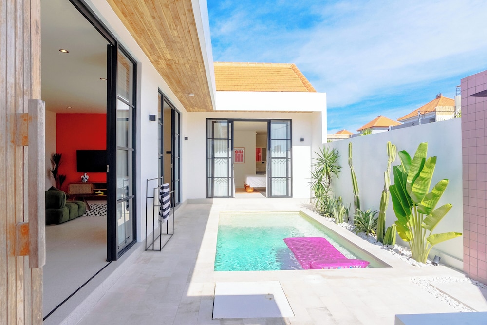 Stylish Private Pool Villa in Pererenan